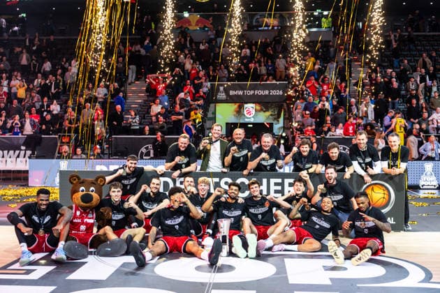 GER, BMW Top Four, Basketball BBL Pokal, Finale, BMA365 Bamberg Baskets - ALBA Berlin. 22.02.2026, SAP Garden, München, GER, BMW Top Four, Basketball BBL Pokal, Finale, BMA365 Bamberg Baskets - ALBA Berlin. Das Team von BMA365 Bamberg Baskets ist Pokal-Sieger Foto Alexander Trienitz München SAP Garden Bayern Deutschland