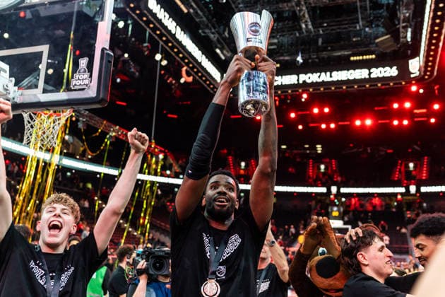 GER, BMW Top Four, Basketball BBL Pokal, Finale, BMA365 Bamberg Baskets - ALBA Berlin. 22.02.2026, SAP Garden, München, GER, BMW Top Four, Basketball BBL Pokal, Finale, BMA365 Bamberg Baskets - ALBA Berlin. Ejiofor Onu (BMA365 Bamberg Baskets, 35) mit dem BBL-Pokal Foto Alexander Trienitz München SAP Garden Bayern Deutschland