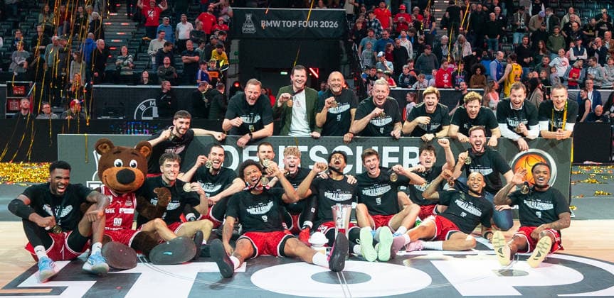 22.2.2026, Basketball, Herren, BMW Top Four 2026, Final Four, Finale, Alba Berlin - BMA 365 Bamberg Baskets, Die Mannschaft der BMA365 Bamberg Baskets bei der Siegerehrung zum Pokalsieger 2026. München SAP Garden Bayern Deutschland