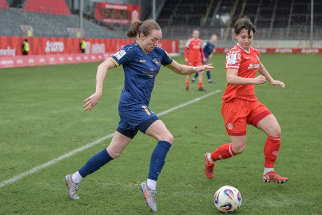 22.02.2026, Fußball, 2. Frauen-Bundesliga, 2025 2026, 18. Spieltag, FSV Mainz 05 - SG 99 Andernach Vanessa Zilligen (15 Andernach) läuft mit dem Ball in den Strafraum. Emma Junold (22 Mainz 05) versucht ihr den Ball abzunehmen. Mainz Bruchweg-Stadion Rheinland-Pfalz Deutschland