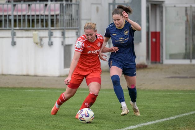 22.02.2026, Fußball, 2. Frauen-Bundesliga, 2025 2026, 18. Spieltag, FSV Mainz 05 - SG 99 Andernach Johanna Berg (9 Mainz 05) und Maren Weingarz (8 Andernach) im Kampf um den Ball. Mainz Bruchweg-Stadion Rheinland-Pfalz Deutschland