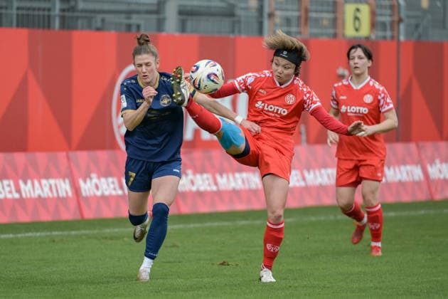 22.02.2026, Fußball, 2. Frauen-Bundesliga, 2025 2026, 18. Spieltag, FSV Mainz 05 - SG 99 Andernach Suguri Hashitani (25 Mainz 05) mit hohem Bein gegen Carolin Schraa (7 Andernach). Mainz Bruchweg-Stadion Rheinland-Pfalz Deutschland