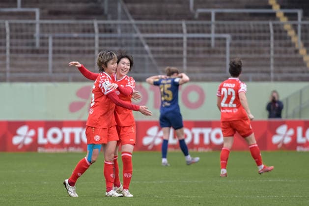 22.02.2026, Fußball, 2. Frauen-Bundesliga, 2025 2026, 18. Spieltag, FSV Mainz 05 - SG 99 Andernach Freude bei Suguri Hashitani (25 Mainz 05) und Yurina Imai (14 Mainz 05) nach dem Führungstreffer. Mainz Bruchweg-Stadion Rheinland-Pfalz Deutschland