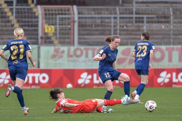 22.02.2026, Fußball, 2. Frauen-Bundesliga, 2025 2026, 18. Spieltag, FSV Mainz 05 - SG 99 Andernach Vital Kats (30 Mainz 05) attackiert Vanessa Zilligen (15 Andernach) mit offener Sohle. Mainz Bruchweg-Stadion Rheinland-Pfalz Deutschland