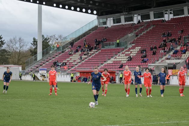 22.02.2026, Fußball, 2. Frauen-Bundesliga, 2025 2026, 18. Spieltag, FSV Mainz 05 - SG 99 Andernach Vanessa Zilligen (15 Andernach) schießt einen Elfmeter. Mainz Bruchweg-Stadion Rheinland-Pfalz Deutschland