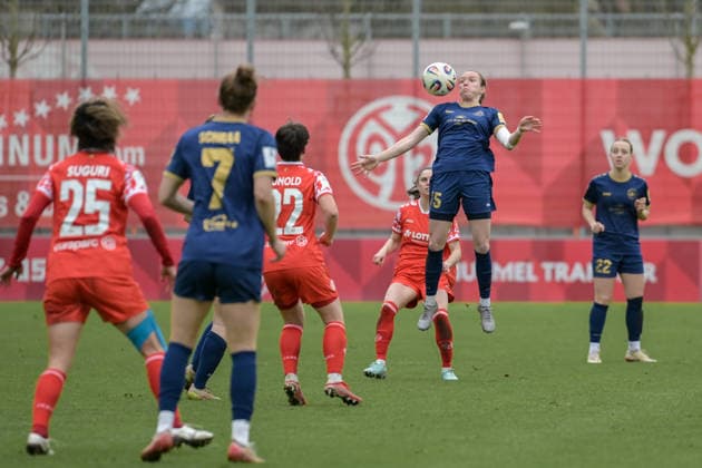 22.02.2026, Fußball, 2. Frauen-Bundesliga, 2025 2026, 18. Spieltag, FSV Mainz 05 - SG 99 Andernach Vanessa Zilligen (15 Andernach) nimmt den Ball in der Luft mit der Brust an. Mainz Bruchweg-Stadion Rheinland-Pfalz Deutschland