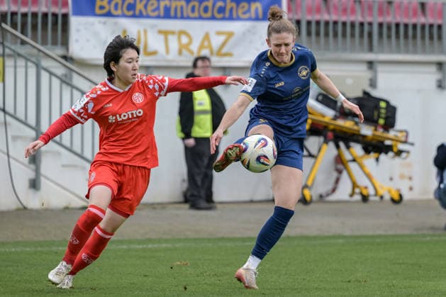22.02.2026, Fußball, 2. Frauen-Bundesliga, 2025 2026, 18. Spieltag, FSV Mainz 05 - SG 99 Andernach Carolin Schraa (7 Andernach) nimmt den Ball mit, während Yurina Imai (14 Mainz 05) sie zu stören versucht. Mainz Bruchweg-Stadion Rheinland-Pfalz Deutschland