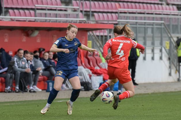 22.02.2026, Fußball, 2. Frauen-Bundesliga, 2025 2026, 18. Spieltag, FSV Mainz 05 - SG 99 Andernach Kara Bathmann (4 Mainz 05) versucht mit einem TrickZoe Brückel (22 Andernach) auzuspielen. Mainz Bruchweg-Stadion Rheinland-Pfalz Deutschland