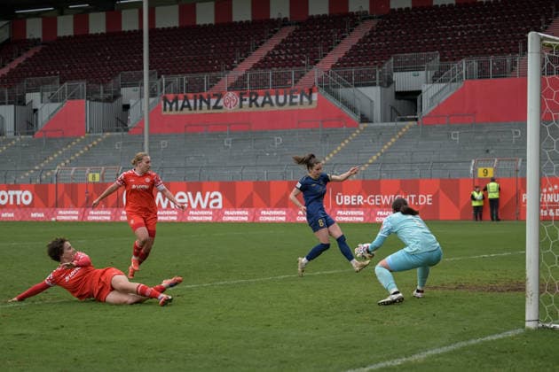 22.02.2026, Fußball, 2. Frauen-Bundesliga, 2025 2026, 18. Spieltag, FSV Mainz 05 - SG 99 Andernach Maren Weingarz (8 Andernach) muss den Ball nach einer schönen Hereingabe nur. noch ins Tor schieben. Anna Donner (15 Mainz 05), Johanna Berg (9 Mainz 05) und Mamiko Matsumoto (1 Mainz 05) können nur noch hinter her schauen. Mainz Bruchweg-Stadion Rheinland-Pfalz Deutschland