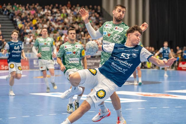Soeren Steinhaus (Bergischer HC 06, 53) kommt gegen Nejc Cehte (Fuechse Berlin, 22) zum Wurf. Bergischer HC 06 vs. Fuechse Berlin, Handball, DAIKIN Handballbundesliga, 22. Spieltag, Saison 2025 2026, 22.02.2026 Bergischer HC 06 vs. Fuechse Berlin, Handball, DAIKIN Handballbundesliga, 22. Spieltag, Saison 2025 2026, 22.02.2026 Duesseldorf Copyright: xEibner-Pressefoto ThomasxHaeslerx EP_THR