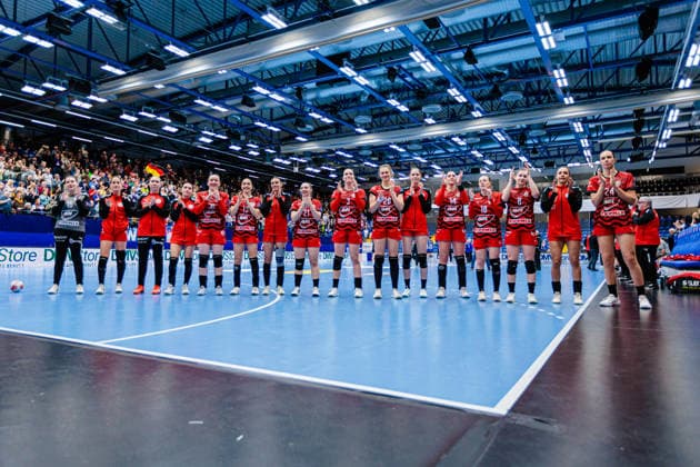 Die Mannschaft von MOL Esztergom jubelt feiert nach 31:31 Unentschieden GER, HSG Blomberg-Lippe (GER) vs. MOL Esztergom (HUN), Handball, EHF European League Women, Gruppenphase, 22.02.2026 GER, HSG Blomberg-Lippe (GER) vs. MOL Esztergom (HUN), Handball, EHF European League Women, Gruppenphase, 22.02.2026 Lemgo Copyright: xEibner-Pressefoto JanxRollingerx EP_JSK