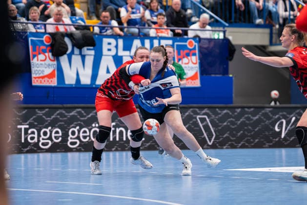 HSG Blomberg-Lippe (GER) vs. MOL Esztergom (HUN), Handball, EHF European League Women, Gruppenphase, 22.2.2026, Saision 2025 2026, Lemgo Diana Magnusdottir (HSG Blomberg-Lippe, 07) (links) im Zweikampf mit Lea Farago (MOL Esztergom, 30) Lemgo Phoenix Contact Arena Deutschland