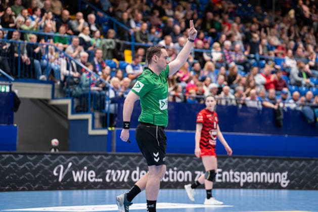 HSG Blomberg-Lippe (GER) vs. MOL Esztergom (HUN), Handball, EHF European League Women, Gruppenphase, 22.2.2026, Saision 2025 2026, Lemgo Jaap Klompers (Schiedsrichter) zeigt eine 2-Minuten Strafe an Lemgo Phoenix Contact Arena Deutschland