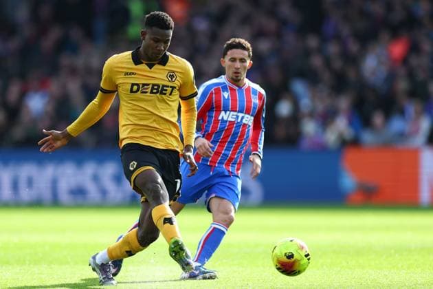 Yerson Mosquera of Wolverhampton Wanderers under pressure from Yeremi Pino of Crystal Palace Crystal Palace v Wolverhampton Wanderers, Premier League, Football, Selhurst Park, London, UK - 22 Feb 2026London Selhurst Park United Kingdom EDITORIAL USE ONLY No use with unauthorised audio, video, data, fixture lists, club league logos or live services. Online in-match use limited to 120 images, no video emulation. No use in betting, games or single club league player publications. Copyright: xSimonxDael Shutterstockx 16681548bp