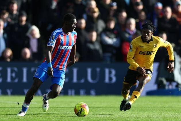 Ismaila Sarr of Crystal Palace chased by Jean-Ricner Bellegarde of Wolverhampton Wanderers Crystal Palace v Wolverhampton Wanderers, Premier League, Football, Selhurst Park, London, UK - 22 Feb 2026London Selhurst Park United Kingdom EDITORIAL USE ONLY No use with unauthorised audio, video, data, fixture lists, club league logos or live services. Online in-match use limited to 120 images, no video emulation. No use in betting, games or single club league player publications. Copyright: xSimonxDael Shutterstockx 16681548cq