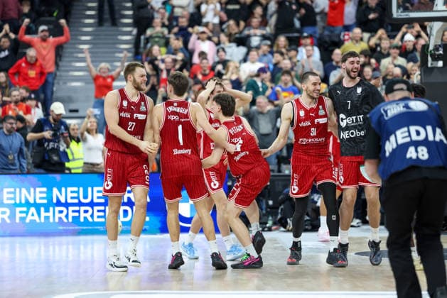 Die Spielder der Bamberg Baskets bejubeln den Pokalsieg nach dem Schlusspfiff, Emotionen, Freunde, GER, BMA365 Bamberg Baskets vs. Alba Berlin, Basketball, BBL Pokal, BMW TOP FOUR, Finale, Saison 2025 2026, 22.02.2026, GER, BMA365 Bamberg Baskets vs. Alba Berlin, Basketball, BBL Pokal, BMW TOP FOUR, Finale, Saison 2025 2026, 22.02.2026 Muenchen Copyright: xEibner-Pressefoto JennixMaulx EP_JML