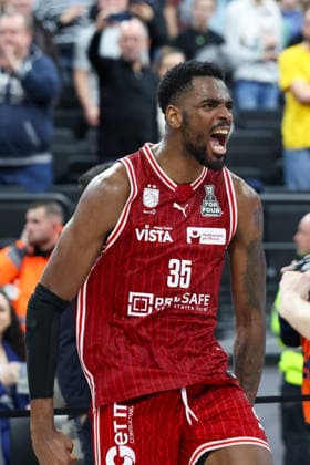 Die Spielder der Bamberg Baskets bejubeln den Pokalsieg nach dem Schlusspfiff, Emotionen, Freunde, Ejiofor Onu (BMA365 Bamberg Baskets, 35), GER, BMA365 Bamberg Baskets vs. Alba Berlin, Basketball, BBL Pokal, BMW TOP FOUR, Finale, Saison 2025 2026, 22.02.2026, GER, BMA365 Bamberg Baskets vs. Alba Berlin, Basketball, BBL Pokal, BMW TOP FOUR, Finale, Saison 2025 2026, 22.02.2026 Muenchen Copyright: xEibner-Pressefoto JennixMaulx EP_JML