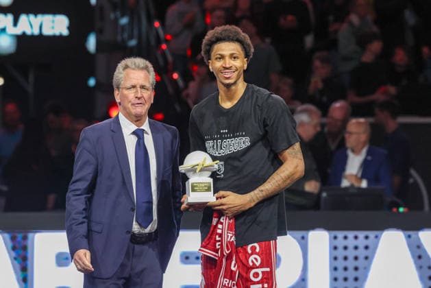 Der MVP des BMW Top Four Demarcus Demonia (BMA365 Bamberg Baskets, 08) mit Stefan Holz (Geschaeftsfuehrer der Basketball Bundesliga), GER, BMA365 Bamberg Baskets vs. Alba Berlin, Basketball, BBL Pokal, BMW TOP FOUR, Finale, Saison 2025 2026, 22.02.2026, GER, BMA365 Bamberg Baskets vs. Alba Berlin, Basketball, BBL Pokal, BMW TOP FOUR, Finale, Saison 2025 2026, 22.02.2026 Muenchen Copyright: xEibner-Pressefoto JennixMaulx EP_JML