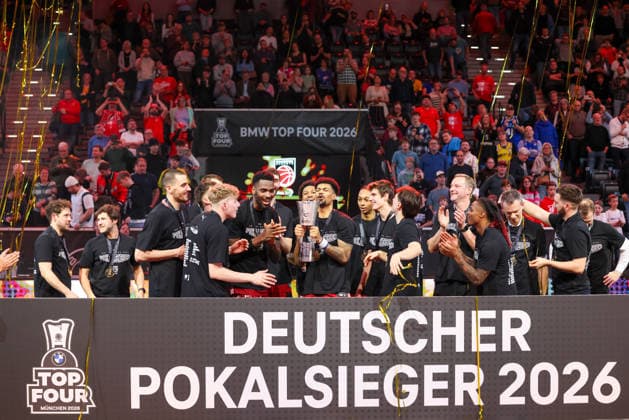 Das Team der Bamberg Baskets feiert den Pokalweg, Jubel, Emotionen, GER, BMA365 Bamberg Baskets vs. Alba Berlin, Basketball, BBL Pokal, BMW TOP FOUR, Finale, Saison 2025 2026, 22.02.2026, GER, BMA365 Bamberg Baskets vs. Alba Berlin, Basketball, BBL Pokal, BMW TOP FOUR, Finale, Saison 2025 2026, 22.02.2026 Muenchen Copyright: xEibner-Pressefoto JennixMaulx EP_JML