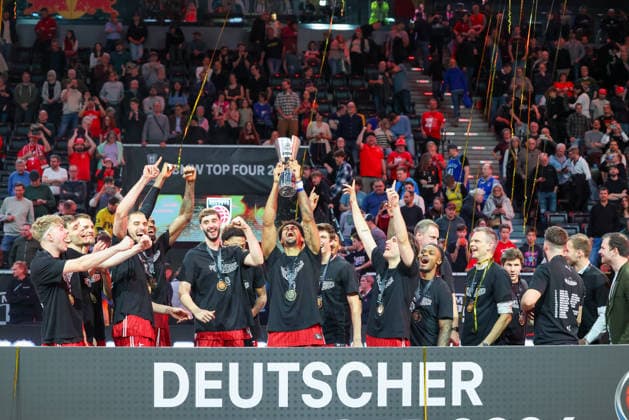 Das Team der Bamberg Baskets feiert den Pokalweg, Jubel, Emotionen, GER, BMA365 Bamberg Baskets vs. Alba Berlin, Basketball, BBL Pokal, BMW TOP FOUR, Finale, Saison 2025 2026, 22.02.2026, GER, BMA365 Bamberg Baskets vs. Alba Berlin, Basketball, BBL Pokal, BMW TOP FOUR, Finale, Saison 2025 2026, 22.02.2026 Muenchen Copyright: xEibner-Pressefoto JennixMaulx EP_JML