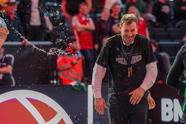 Anton Gavel (BMA365 Bamberg Baskets, Cheftrainer) bei einer Wasserdusche, Jubel, Freude, Emotionen, GER, BMA365 Bamberg Baskets vs. Alba Berlin, Basketball, BBL Pokal, BMW TOP FOUR, Finale, Saison 2025 2026, 22.02.2026, GER, BMA365 Bamberg Baskets vs. Alba Berlin, Basketball, BBL Pokal, BMW TOP FOUR, Finale, Saison 2025 2026, 22.02.2026 Muenchen Copyright: xEibner-Pressefoto JennixMaulx EP_JML