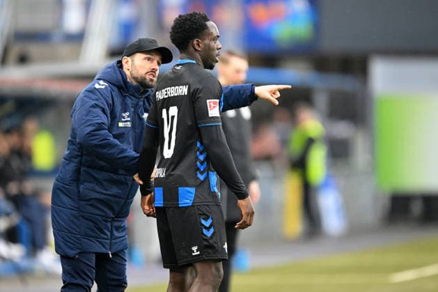 Paderborn, Home Deluxe Arena, 22.02.26, GER, Herren, 2.Bundesliga, Saison 2025-2026, SC Paderborn 07 - Hertha BSC Berlin Bild: v.li. Trainer Ralf KETTEMANN (Paderborn) und Kennedy OKPALA (Paderborn) DFL regulations prohibit any use of photographs as image sequences and or quasi-video. NRW Deutschland