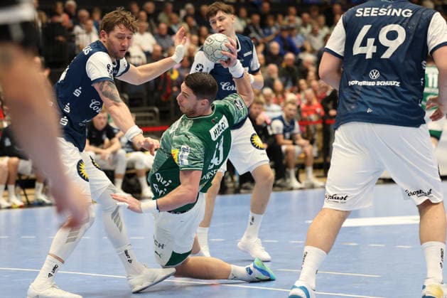 GER, 1.DAIKIN HBL, Bergischer HC vs. Fuechse Berlin 22.02.2026, Mitsubishi Electric HALLE, Duesseldorf, GER, 1.DAIKIN HBL, Bergischer HC vs. Fuechse Berlin , im Bild: Mijajlo MarseniÄ‡ (Fuechse Berlin 93), im Zweikampf gegen Gerdas Barbarskas (BHC 14),