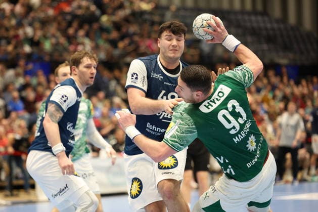 GER, 1.DAIKIN HBL, Bergischer HC vs. Fuechse Berlin 22.02.2026, Mitsubishi Electric HALLE, Duesseldorf, GER, 1.DAIKIN HBL, Bergischer HC vs. Fuechse Berlin , im Bild: Mijajlo MarseniÄ‡ (Fuechse Berlin 93), im Zweikampf gegen Aron Seesing (BHC 49),