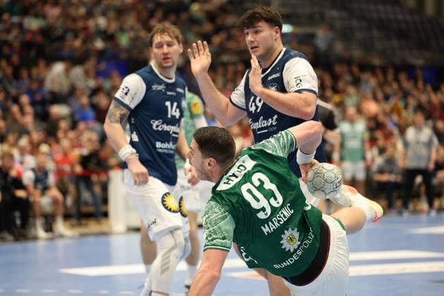 GER, 1.DAIKIN HBL, Bergischer HC vs. Fuechse Berlin 22.02.2026, Mitsubishi Electric HALLE, Duesseldorf, GER, 1.DAIKIN HBL, Bergischer HC vs. Fuechse Berlin , im Bild: Mijajlo MarseniÄ‡ (Fuechse Berlin 93), im Zweikampf gegen Aron Seesing (BHC 49),