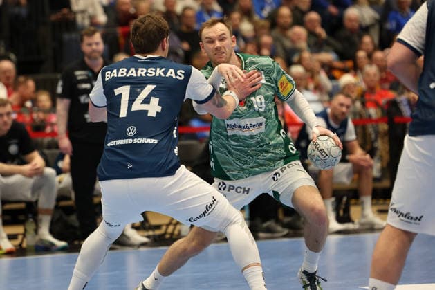 GER, 1.DAIKIN HBL, Bergischer HC vs. Fuechse Berlin 22.02.2026, Mitsubishi Electric HALLE, Duesseldorf, GER, 1.DAIKIN HBL, Bergischer HC vs. Fuechse Berlin , im Bild: Mathias Gidsel (Fuechse Berlin 19), im Zweikampf gegen Gerdas Barbarskas (BHC 14),