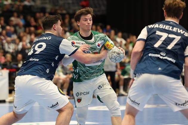 GER, 1.DAIKIN HBL, Bergischer HC vs. Fuechse Berlin 22.02.2026, Mitsubishi Electric HALLE, Duesseldorf, GER, 1.DAIKIN HBL, Bergischer HC vs. Fuechse Berlin , im Bild: Nils Lichtlein (Fuechse Berlin 17), im Zweikampf gegen Aron Seesing (BHC 49),
