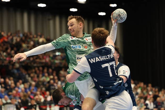 GER, 1.DAIKIN HBL, Bergischer HC vs. Fuechse Berlin 22.02.2026, Mitsubishi Electric HALLE, Duesseldorf, GER, 1.DAIKIN HBL, Bergischer HC vs. Fuechse Berlin , im Bild: Mathias Gidsel (Fuechse Berlin 19), im Zweikampf gegen Johannes Wasielewski (BHC 77),