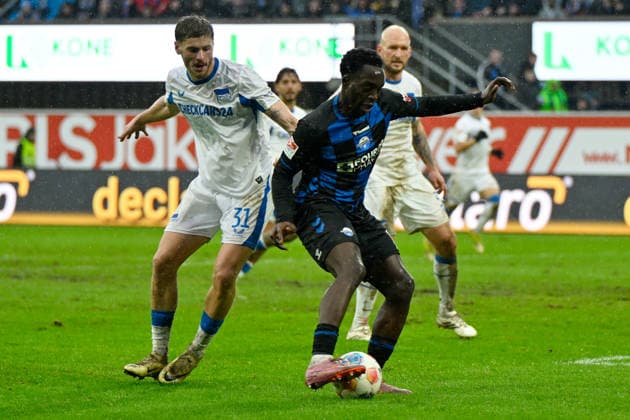 Paderborn, Home Deluxe Arena, 22.02.26, GER, Herren, 2.Bundesliga, Saison 2025-2026, SC Paderborn 07 - Hertha BSC Berlin Bild: v.li. im Zweikampf Marton DARDAI (Hertha BSC) und Kennedy OKPALA (Paderborn) DFL regulations prohibit any use of photographs as image sequences and or quasi-video. NRW Deutschland