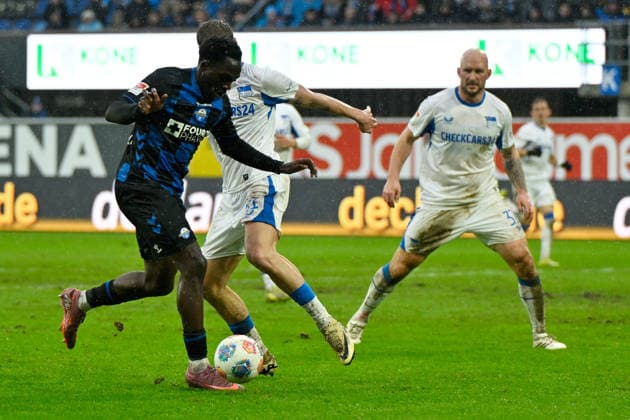 Paderborn, Home Deluxe Arena, 22.02.26, GER, Herren, 2.Bundesliga, Saison 2025-2026, SC Paderborn 07 - Hertha BSC Berlin Bild: v.li. im Zweikampf Kennedy OKPALA (Paderborn) und Marton DARDAI (Hertha BSC) DFL regulations prohibit any use of photographs as image sequences and or quasi-video. NRW Deutschland