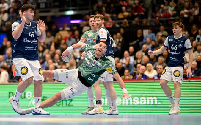 v.l. Aron SEESING (BHC), Mijajlo MARSENIC (B), Zweikampf, Aktion, Handball 1. Bundesliga, 22.Spieltag, Bergischer HC (BHC) - Füchse Berlin (B), am 22.02.2026 in Düsseldorf Deutschland. Mitsubishi Electric Halle