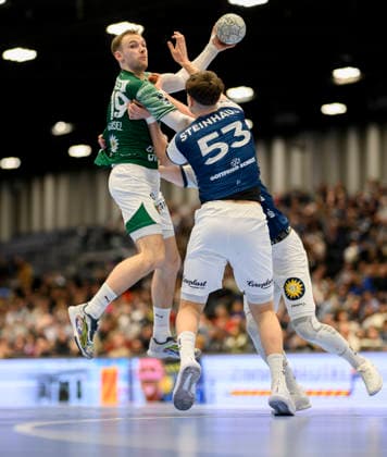 v.l.Mathias GIDSEL (B), Sören Steinhaus (BHC), Zweikampf, Aktion, Handball 1. Bundesliga, 22.Spieltag, Bergischer HC (BHC) - Füchse Berlin (B), am 22.02.2026 in Düsseldorf Deutschland. Mitsubishi Electric Halle