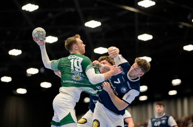 v.l.Mathias GIDSEL (B), Lukas Becher (BHC), Zweikampf, Aktion, Handball 1. Bundesliga, 22.Spieltag, Bergischer HC (BHC) - Füchse Berlin (B), am 22.02.2026 in Düsseldorf Deutschland. Mitsubishi Electric Halle