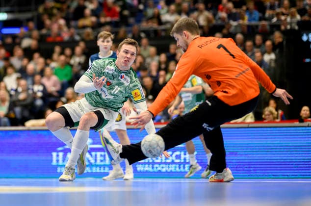 v.l. Lasse ANDERSSON (B), Torwart Christopher RUDECK (BHC) Wurf, Zweikampf, Aktion, Handball 1. Bundesliga, 22.Spieltag, Bergischer HC (BHC) - Füchse Berlin (B), am 22.02.2026 in Düsseldorf Deutschland. Mitsubishi Electric Halle