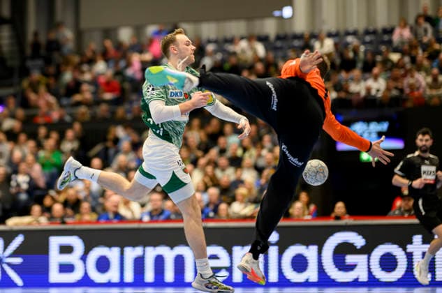 v.l. Mathias GIDSEL (B), Torwart Christopher RUDECK (BHC) Wurf, Zweikampf, Aktion, Handball 1. Bundesliga, 22.Spieltag, Bergischer HC (BHC) - Füchse Berlin (B), am 22.02.2026 in Düsseldorf Deutschland. Mitsubishi Electric Halle