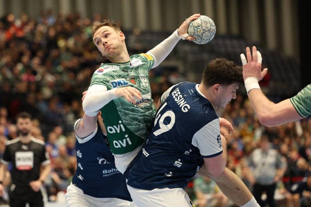 GER, 1.DAIKIN HBL, Bergischer HC vs. Fuechse Berlin 22.02.2026, Mitsubishi Electric HALLE, Duesseldorf, GER, 1.DAIKIN HBL, Bergischer HC vs. Fuechse Berlin , im Bild: Mathias Gidsel (Fuechse Berlin 19), im Zweikampf gegen Aron Seesing (BHC 49),