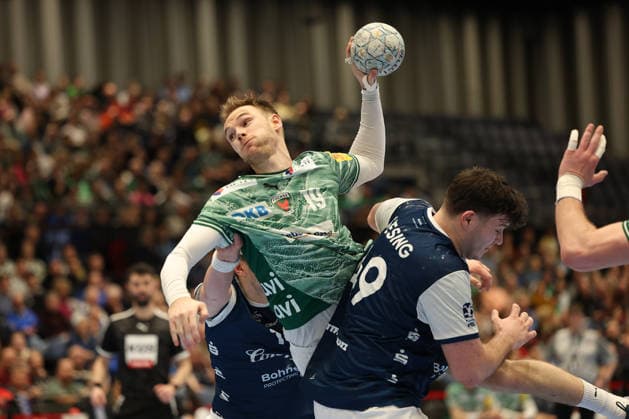 GER, 1.DAIKIN HBL, Bergischer HC vs. Fuechse Berlin 22.02.2026, Mitsubishi Electric HALLE, Duesseldorf, GER, 1.DAIKIN HBL, Bergischer HC vs. Fuechse Berlin , im Bild: Mathias Gidsel (Fuechse Berlin 19), im Zweikampf gegen Aron Seesing (BHC 49),