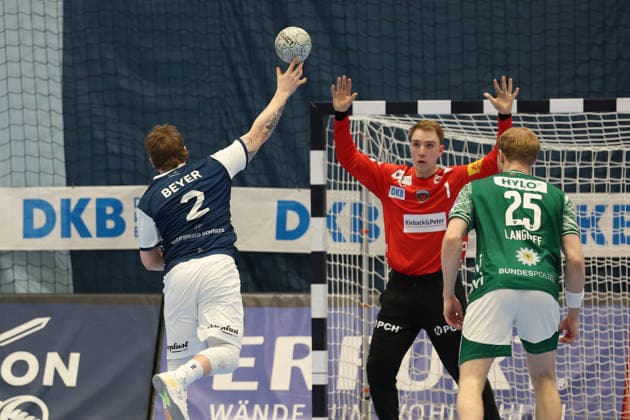 GER, 1.DAIKIN HBL, Bergischer HC vs. Fuechse Berlin 22.02.2026, Mitsubishi Electric HALLE, Duesseldorf, GER, 1.DAIKIN HBL, Bergischer HC vs. Fuechse Berlin , im Bild: 7 Meter Noah Beyer (BHC 2), im Zweikampf gegen Lasse Ludwig (Fuechse Berlin 1),