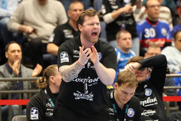 GER, 1.DAIKIN HBL, Bergischer HC vs. Fuechse Berlin 22.02.2026, Mitsubishi Electric HALLE, Duesseldorf, GER, 1.DAIKIN HBL, Bergischer HC vs. Fuechse Berlin , im Bild: Arnor Ãžor Gunnarsson Chef-Trainer (BHC), regt sich heftig auf, Gestik, Mimik, Emotionen, unzufrieden enttaeuscht niedergeschlagen,
