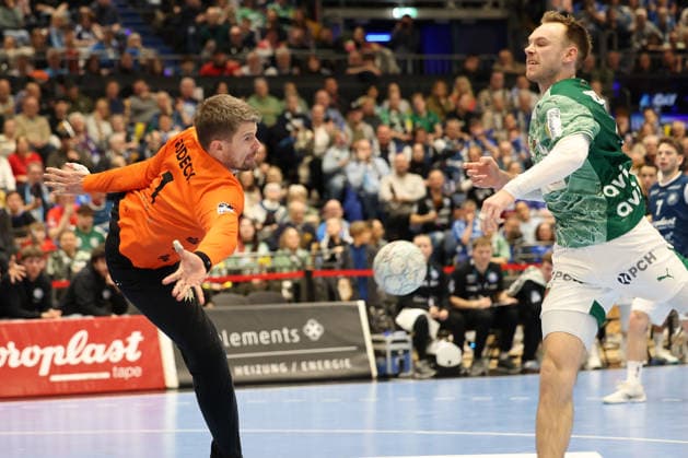 GER, 1.DAIKIN HBL, Bergischer HC vs. Fuechse Berlin 22.02.2026, Mitsubishi Electric HALLE, Duesseldorf, GER, 1.DAIKIN HBL, Bergischer HC vs. Fuechse Berlin , im Bild: Mathias Gidsel (Fuechse Berlin 19), im Zweikampf gegen Christopher Rudeck Torwart (BHC 1),