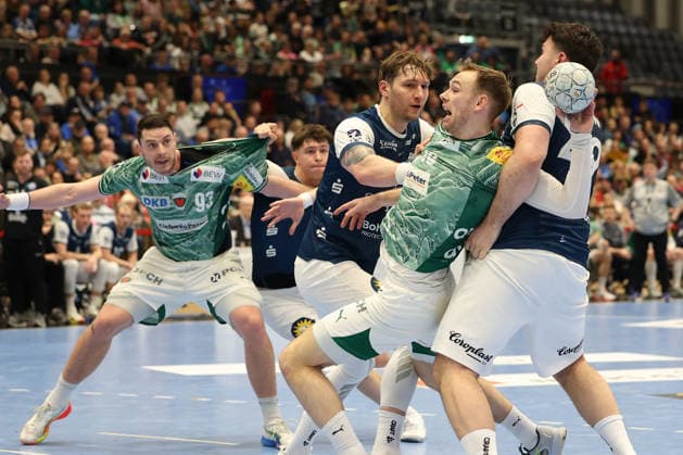GER, 1.DAIKIN HBL, Bergischer HC vs. Fuechse Berlin 22.02.2026, Mitsubishi Electric HALLE, Duesseldorf, GER, 1.DAIKIN HBL, Bergischer HC vs. Fuechse Berlin , im Bild: Mathias Gidsel (Fuechse Berlin 19), im Zweikampf gegen Gerdas Barbarskas (BHC 14), Aron Seesing (BHC 49),