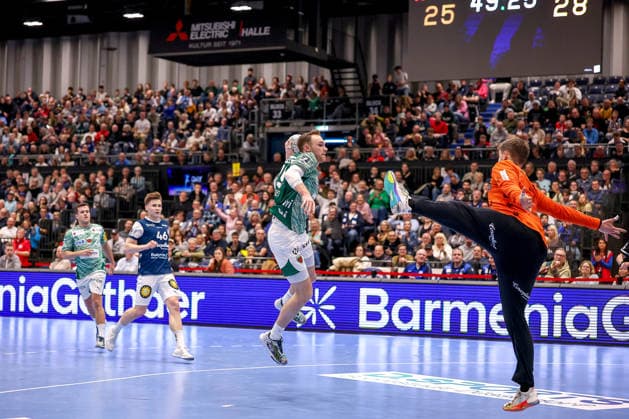 22.02.2026, Handball, HBL, Bergischer HC - Füchse Berlin, Mitsubishi Electric HALLE Düsseldorf: Mathias Gidsel (Füchse Berlin 19) wirft den Ball auf das Tor von Torhüter Christopher Rudeck (BHC 01) vor den ausverkauften Zuschauerrängen Nordrhein-Westfalen Deutschland