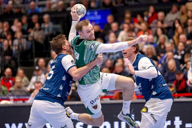 22.02.2026, Handball, HBL, Bergischer HC - Füchse Berlin, Mitsubishi Electric HALLE Düsseldorf: Mathias Gidsel (Füchse Berlin 19) im Zweikampf gegen Lars Kooij (BHC 15) Kim Voss-Fels (BHC 21) Nordrhein-Westfalen Deutschland