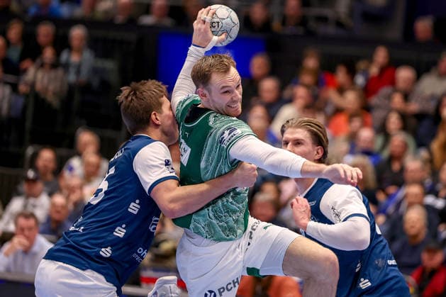 22.02.2026, Handball, HBL, Bergischer HC - Füchse Berlin, Mitsubishi Electric HALLE Düsseldorf: Mathias Gidsel (Füchse Berlin 19) im Zweikampf gegen Lars Kooij (BHC 15) Kim Voss-Fels (BHC 21) Nordrhein-Westfalen Deutschland