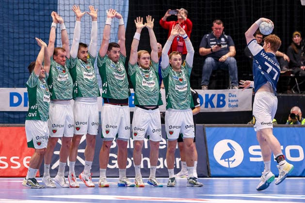 22.02.2026, Handball, HBL, Bergischer HC - Füchse Berlin, Mitsubishi Electric HALLE Düsseldorf: Johannes Wasielewski (BHC 77) wirft den Freiwurf in letzter Sekunde über die Mauer der Berliner. Tim Freihöfer (Füchse Berlin 20) Max Darj (Füchse Berlin 05) Nejc Cehte (Füchse Berlin 22) Mijajlo Marsenic (Füchse Berlin 93) Matthes Langhoff (Füchse Berlin 25) Mathias Gidsel (Füchse Berlin 19) Nordrhein-Westfalen Deutschland