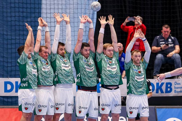 22.02.2026, Handball, HBL, Bergischer HC - Füchse Berlin, Mitsubishi Electric HALLE Düsseldorf: Johannes Wasielewski (BHC 77) wirft den Freiwurf in letzter Sekunde über die Mauer der Berliner. Tim Freihöfer (Füchse Berlin 20) Max Darj (Füchse Berlin 05) Nejc Cehte (Füchse Berlin 22) Mijajlo Marsenic (Füchse Berlin 93) Matthes Langhoff (Füchse Berlin 25) Mathias Gidsel (Füchse Berlin 19) Nordrhein-Westfalen Deutschland